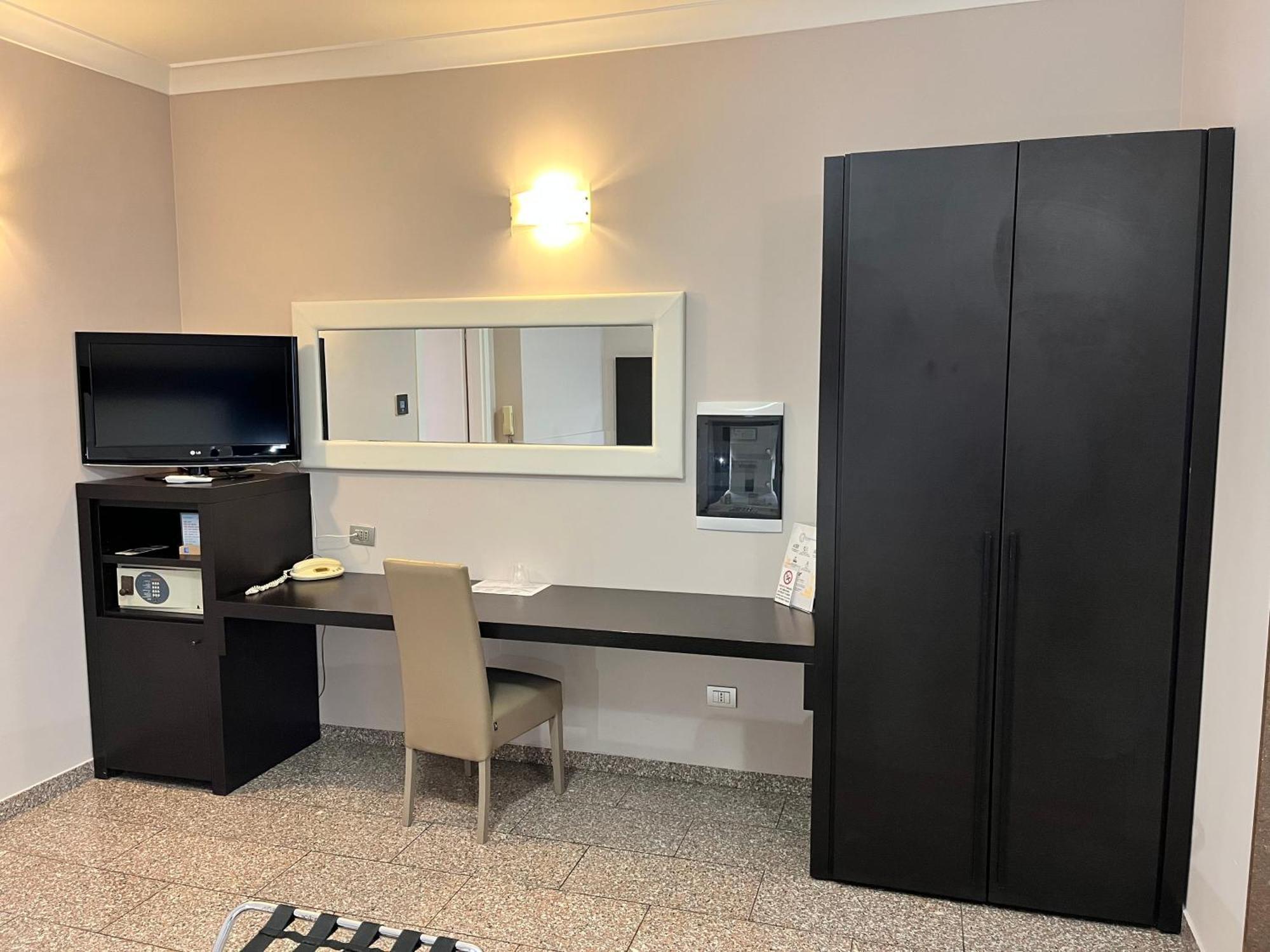 Eh Suites Rome Airport Euro House Hotels Fiumicino Ngoại thất bức ảnh